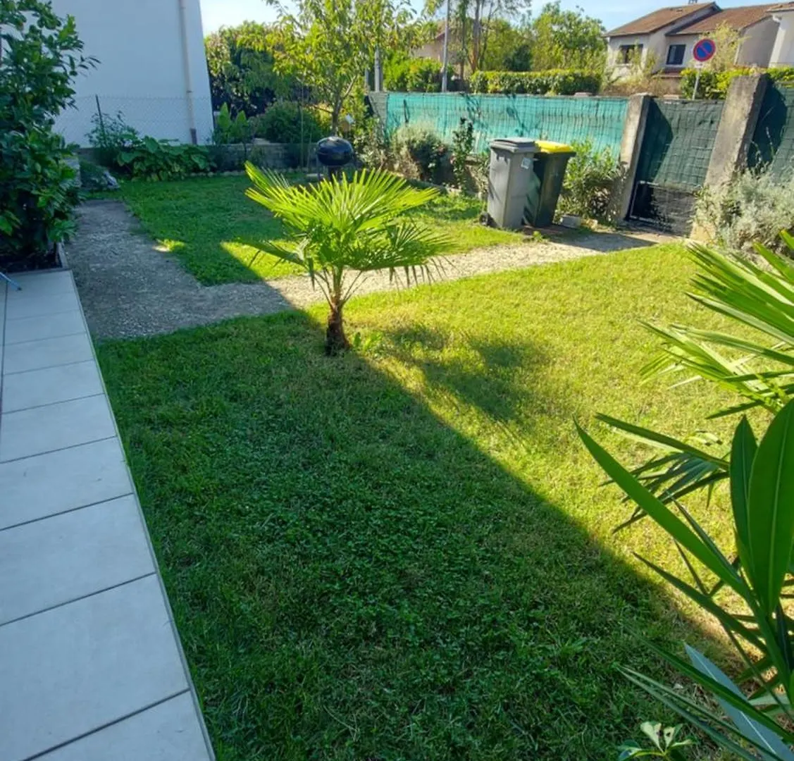 K&N - Maison A Partager Avec D'Autres Voyageurs - Chambre Privee - Jardin - Balcon Vaulx-en-Velin Homestay
