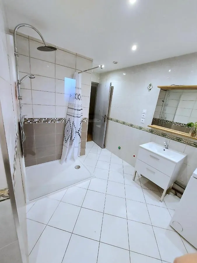 K&N - Maison à partager avec d'autres voyageurs - Chambre privée - Jardin - Balcon Vaulx-en-Velin Habitación en casa particular